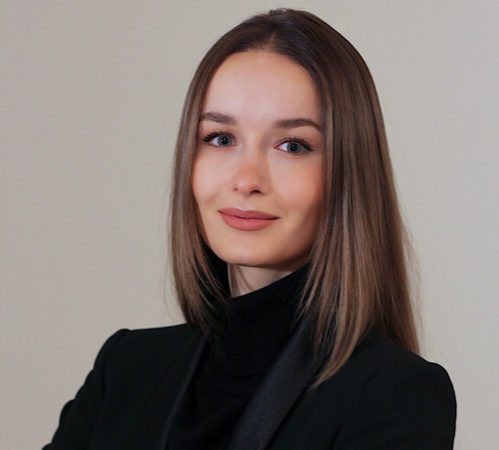 CV Foto einer Frau die in die Kamera lächelt