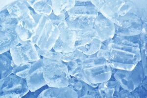 Eiswürfel als Symbolbild für Kopfhautkühlung bei Chemotherapie – Kälte schützt Haarwurzeln vor Haarausfall