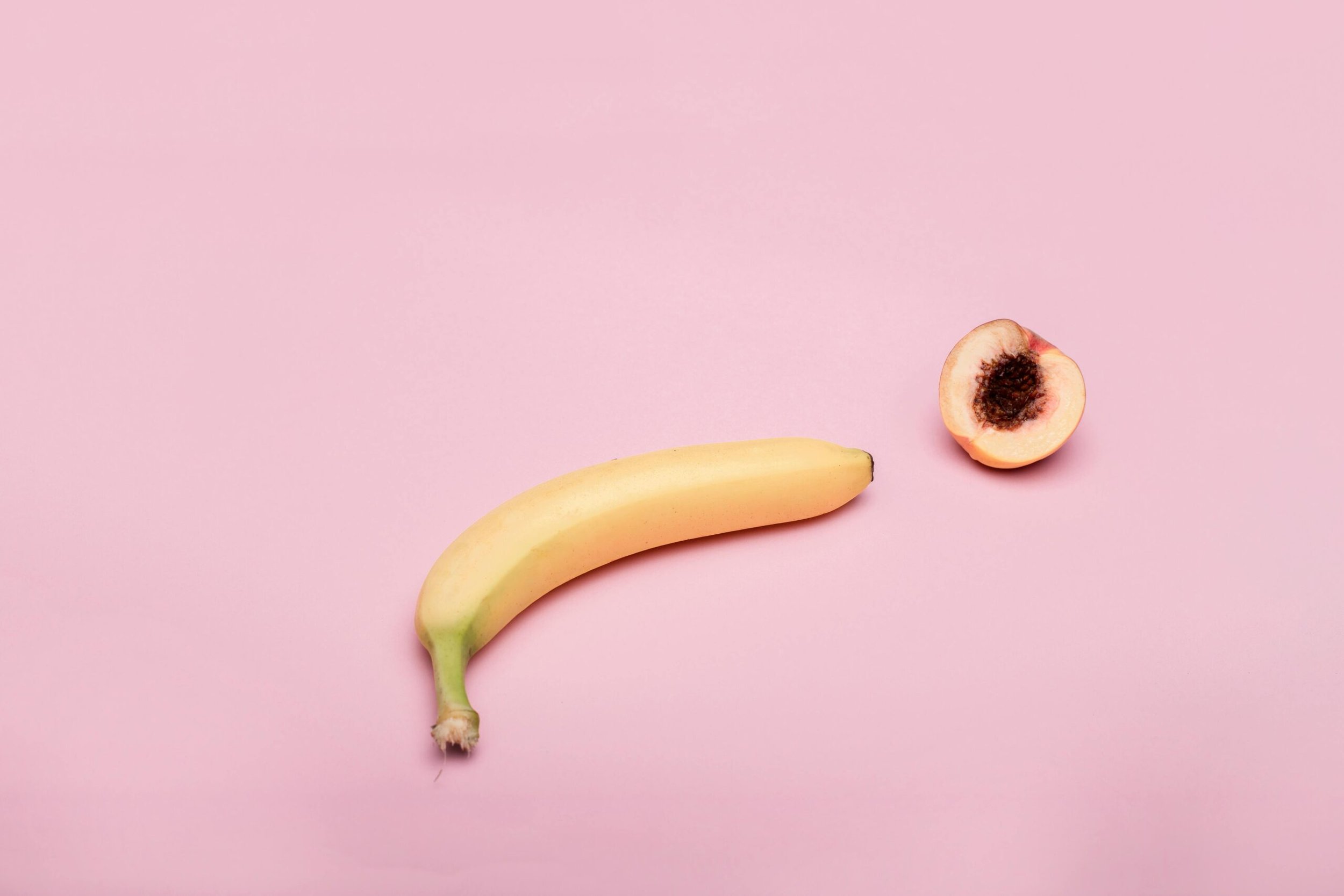 Das Bild zeigt eine Banane und einen halbierten Pfirsich. Es dient als symbolische Darstellung für Diagnose von Libidoverlust.